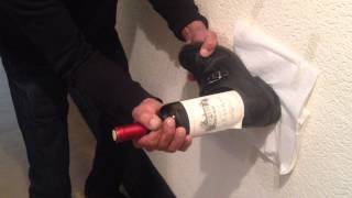 comment ouvrir une bouteille de vin sans tire bouchon [upl. by Atinele438]