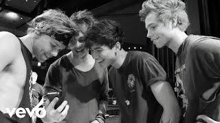 5 Seconds of Summer  She Looks So Perfect Live VEVO LIFT [upl. by Asiole60]