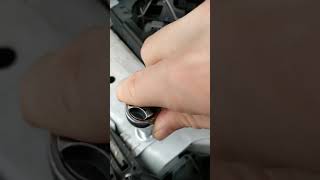 Nissan Qashqai J11 bonnet hood struts installation [upl. by Nwahsauq]