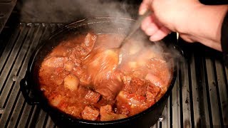 Rindfleisch Stifado aus dem Dutch Oven [upl. by Demaria]